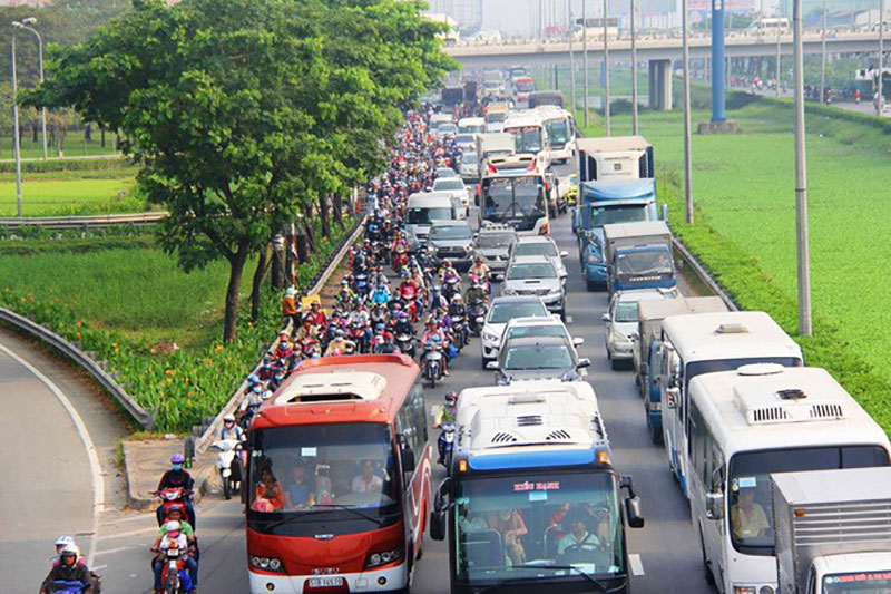 Ngày chủ nhật cuối cùng trong năm, người miền Tây ùn ùn về quê ăn Tết khiến Quốc lộ 1A kẹt cứng